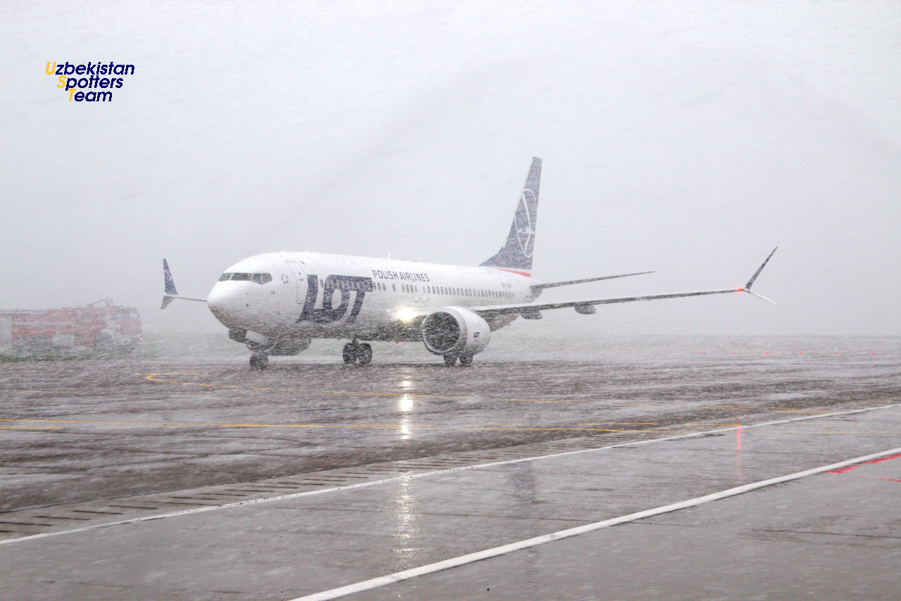 Varshavadan LOT aviakompaniyasining birinchi muntazam reysini kutib olish